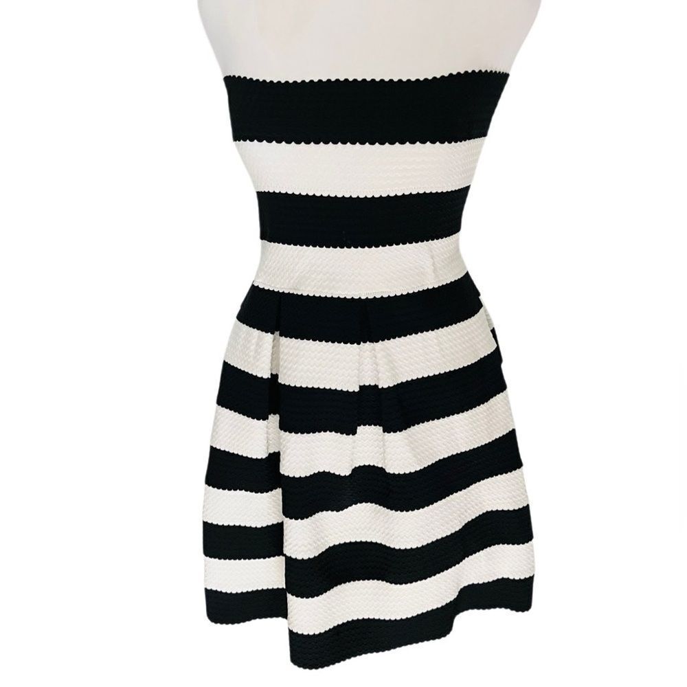 Doe & Rae Black and White Striped Strapless Pleated Dress size Small.